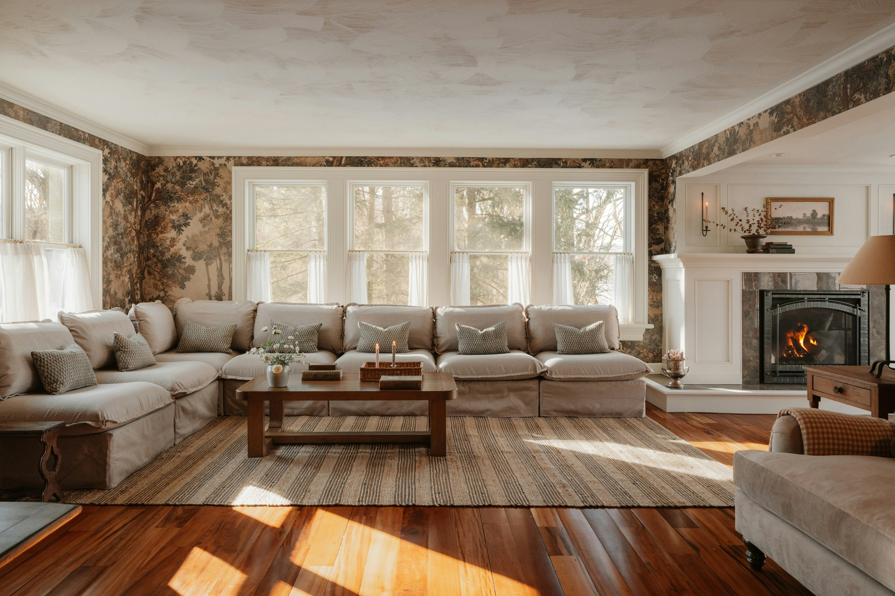 Holzboden im Wohnzimmer mit Möbeln und Teppich