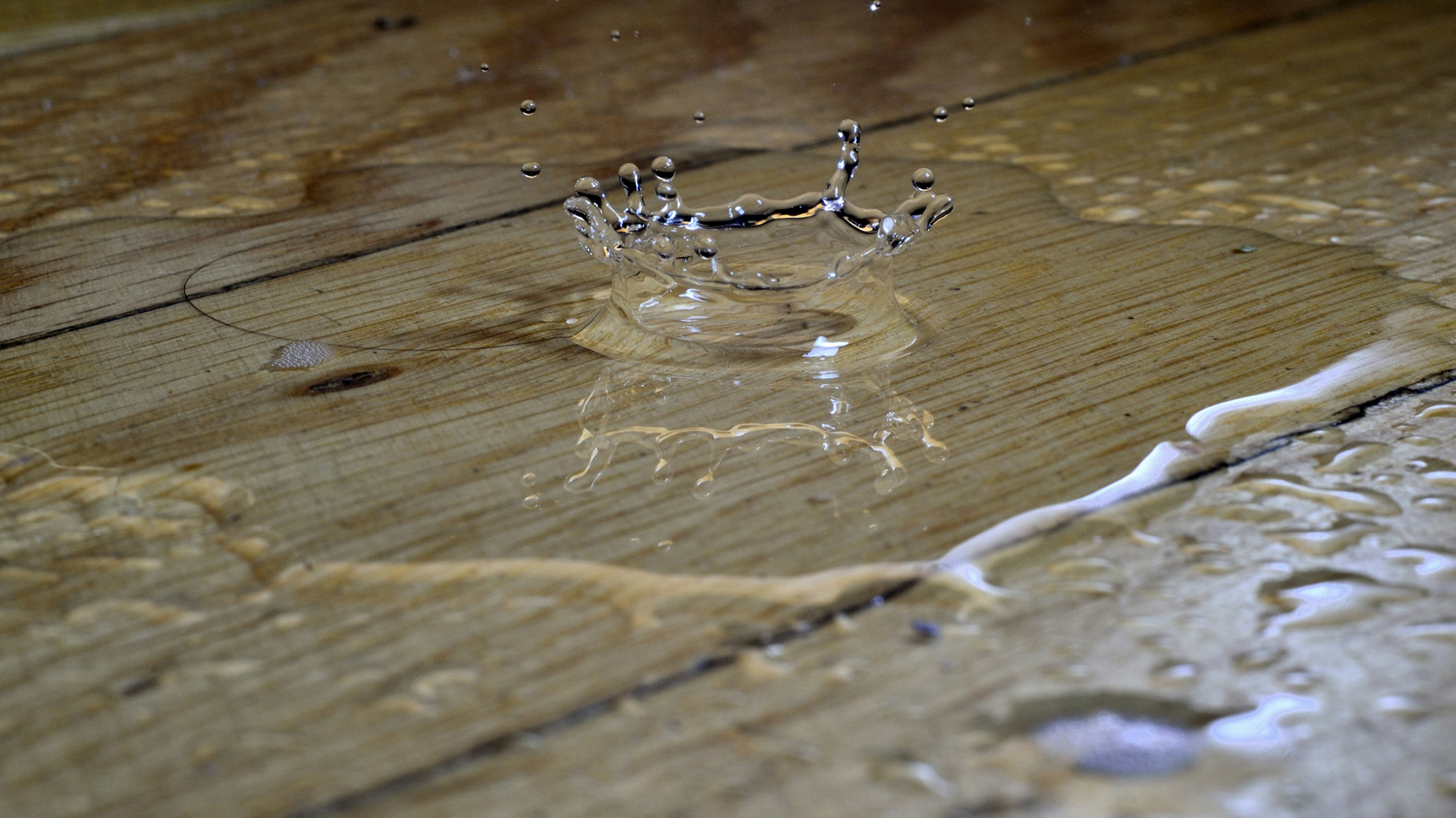 Wasserfleck auf Holzboden
